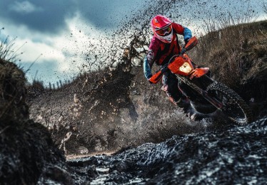 【HTH.com】术后第22周！哈利伯顿扣篮视频引爆网络，塞纳经典T恤彰显坚韧精神