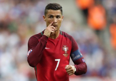 华体会体育-英超内卷加剧，球队为何热衷内部挖角？5000万英镑已成转会市场新基准